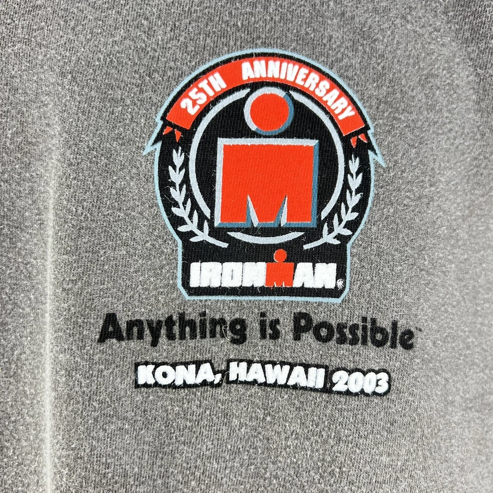 NUEVO CON ETIQUETAS 2003 Ironman Triatlón 25 Aniversario Kona HI Camiseta Cráter Teñida Gris L Foto 2 de 4