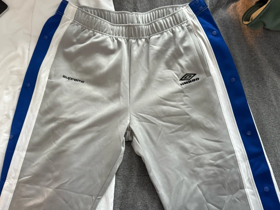 Pantalones deportivos Supreme x Umbro Breakaway botón a presión gris/azul/blanco, talla XL Foto 4 de 4