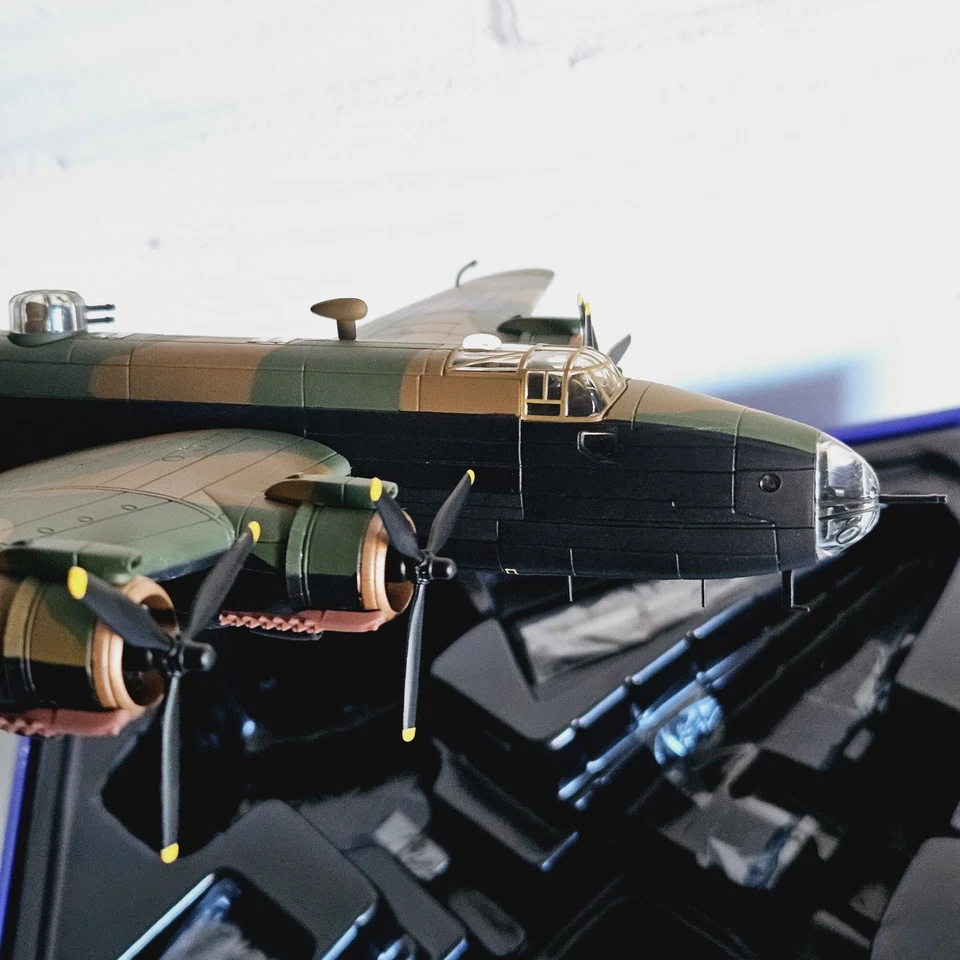 Corgi 1:72 AA37209 Handley Page Halifax "Niño caro" RAF Nº 51 Cuadrado Mar 1945 Foto 3 de 4