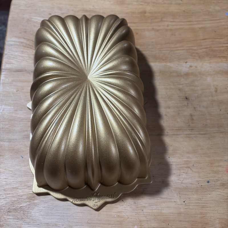 Nordic Ware Classic Fluted Loaf Pan 6 Cups 1.4L  Cast Aluminum Gold 10” X 5.5”
