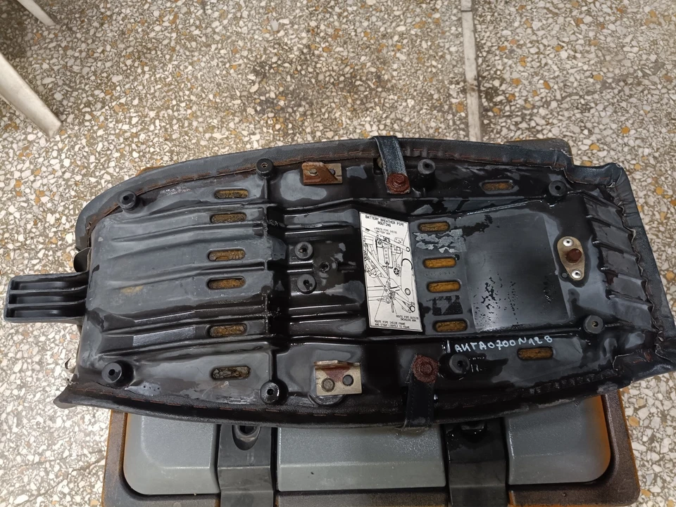 ASIENTO TRIUMPH DAYTONA 1200 T300D 1995 USADO GENUINO OEM Foto 3 de 4