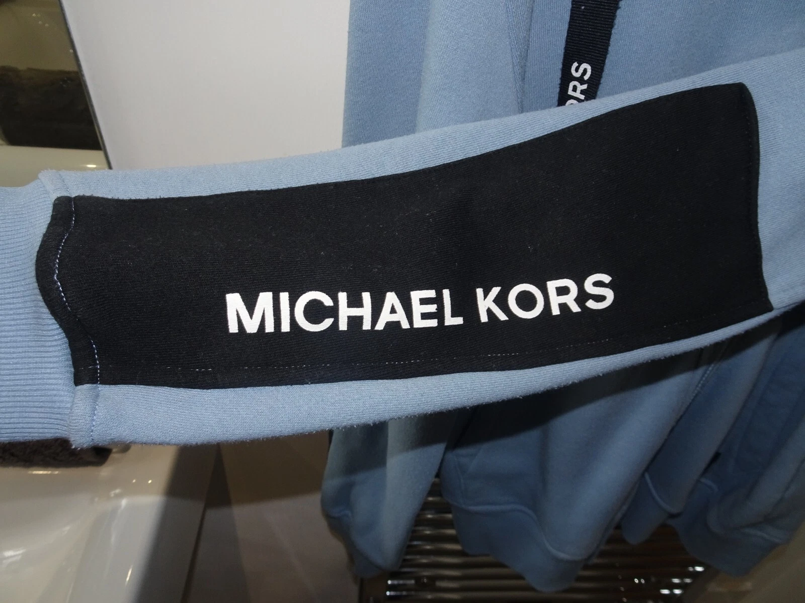 Felpa con cappuccio uomo Michael Kors blu chiaro in pile taglia media usata indossata