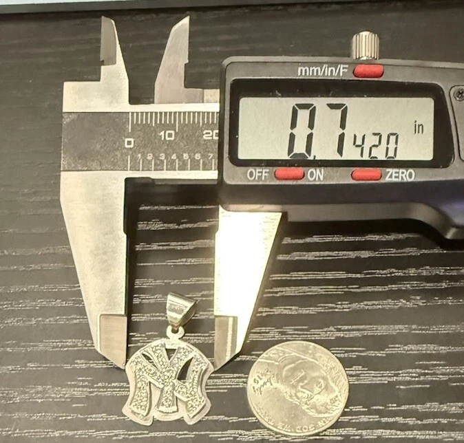 Colgante con dije de diamantes de los Yankees de oro blanco de 14 k New York Yankees Foto 4 de 4