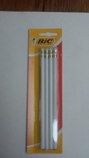 le paquet de 4 crayons a papier avec gomme