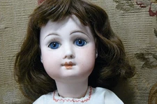 RARE ET CHARMANTE POUPEE BOUCHE FERMEE MARQUEE "" M ""