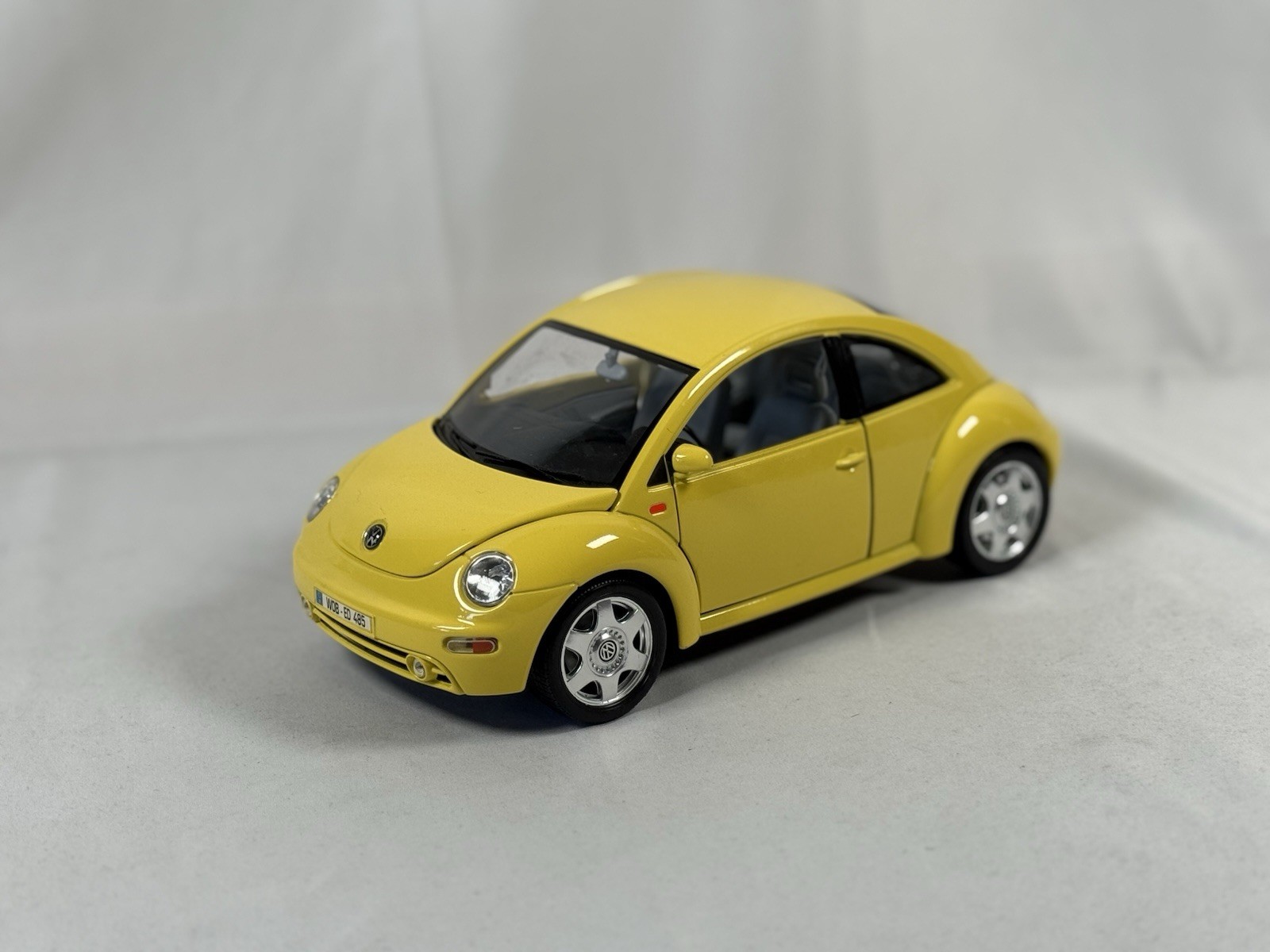 Burago 1/18 Scale Die Cast Model Volkswagen New Beetle - Yellow