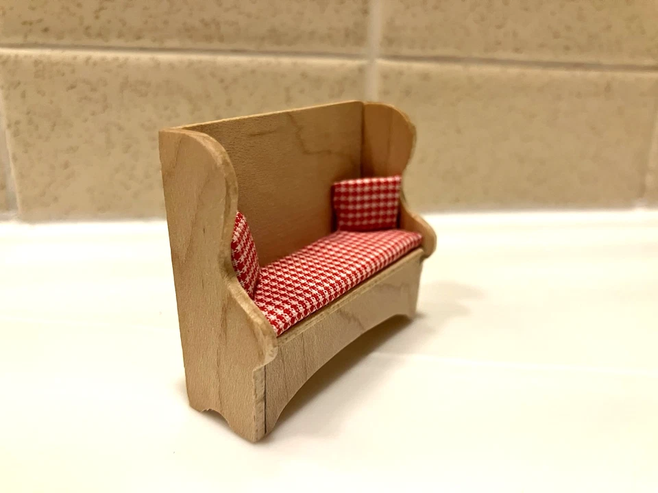 Banco de asentamiento miniatura hecho a mano para casa de muñecas con cojines a cuadros rojos y blancos 1:24 Foto 2 de 3