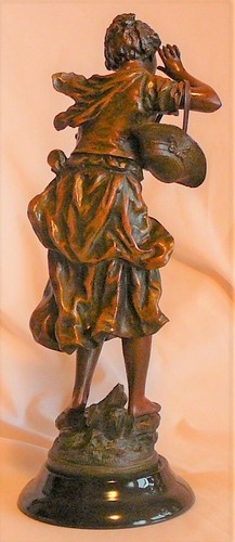 ¡PRECIO DE VENTA!! Dama en el jardín"" de bronce vintage descansando sobre base de vidrio amatista - Imagen 3 de 7