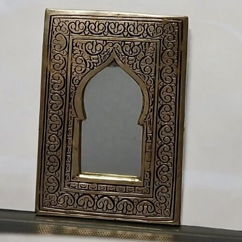 Espejo de mano marroquí pequeño de metal color plata decoración forma de puerta hecho a mano Foto 4 de 4