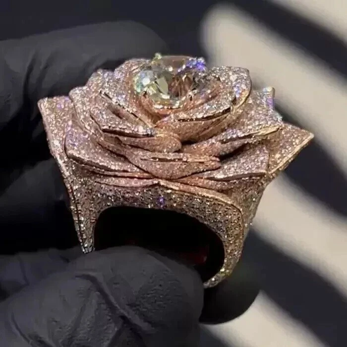 Anillo de flores con racimo de diamantes de corte redondo de 4,00 quilates acabado en oro rosa de 14 quilates Foto 2 de 4