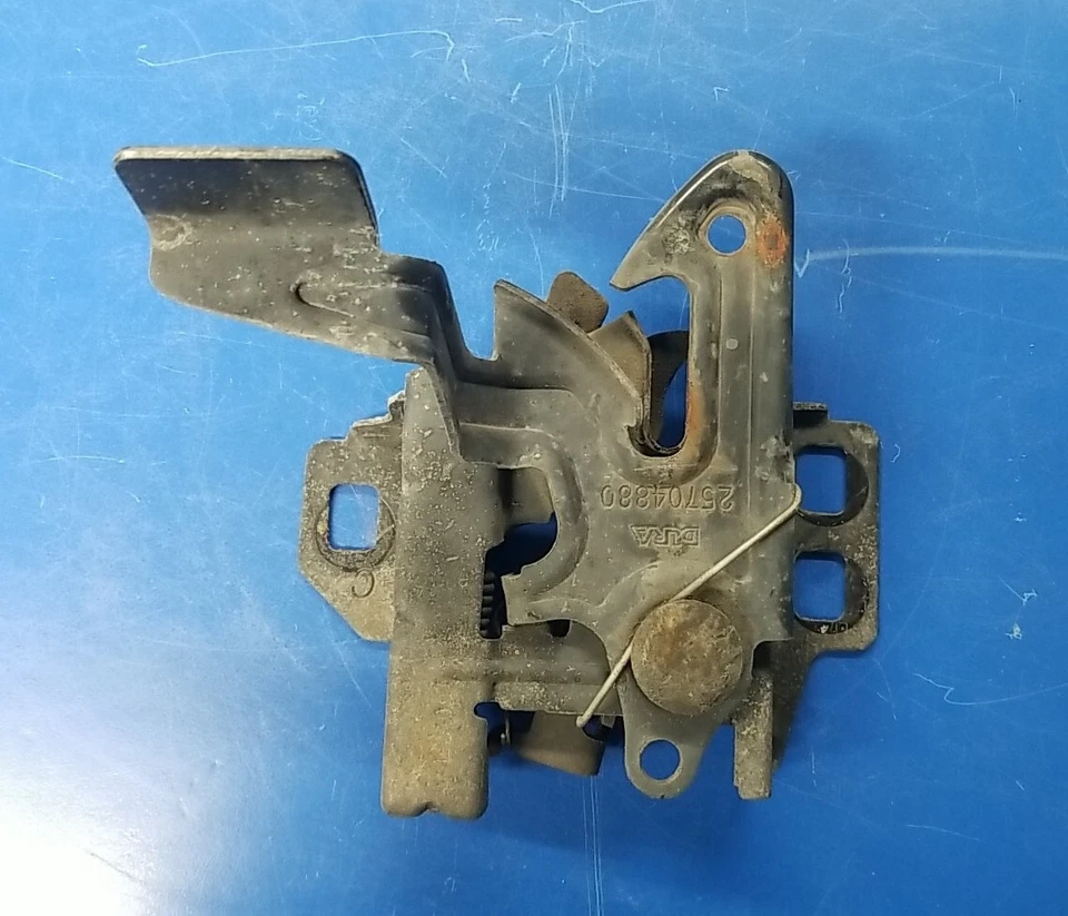 Pestillo de capó Pontiac Bonneville Oldsmobile Aurora 2000-2005 usado. 25704880 Foto 2 de 4