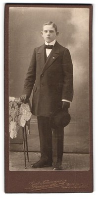 Fotografie Carl Neumann, Berlin, Frankfurter Allee 7, Eleganter junger Mann im  