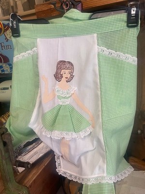 Hand Made Apron. Had sewn green and white kitchen apron. 