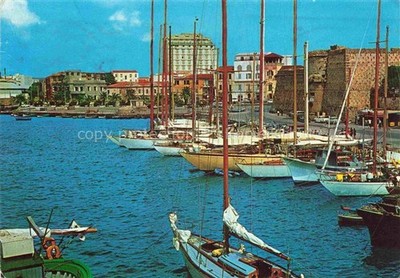 Alghero Sardegna IT Darsena-Molo-Panfili Segelboote Hafen Stadtmauer Hotel Palme