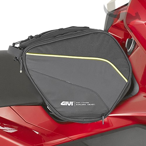 BORSA DA TUNNEL SELLA COMPATIBILE CON HONDA FORZA 300 CON TASCHE LATERALI EA135 GIVI NERA