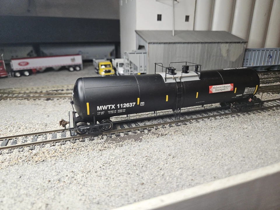 CS Athearn 3-Pack RTR 30K Ethanol Tank Cars Midwest Ethanol Transport MWTX - Image 4 of 4