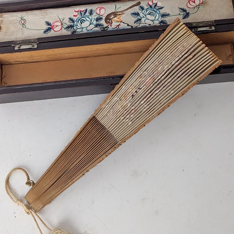 Antiguo abanico chino bordado a mano seda lacado dragón caja de madera cantón Foto 3 de 4