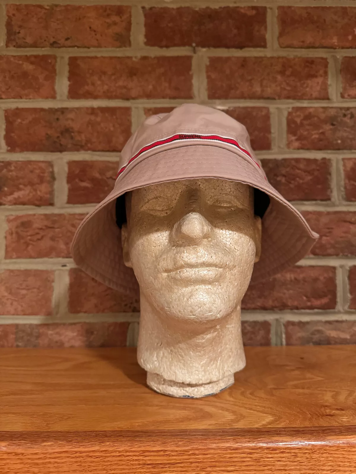 Chapeau seau concasseur à rayures en silicone Supreme FW22 bronzé taille S/M (utilisé)