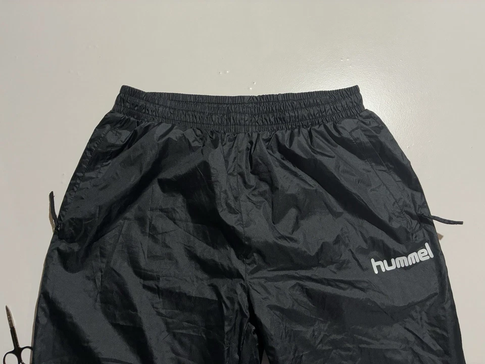 Pantalones deportivos Hummel negros para hombre medianos de nailon forrados con malla calentamiento cremallera al tobillo Foto 3 de 4