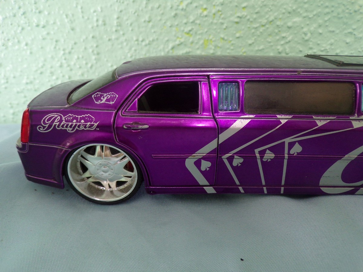 1/24 Maisto Playerz 2005 Chrysler 300C Hemi Limousine purple