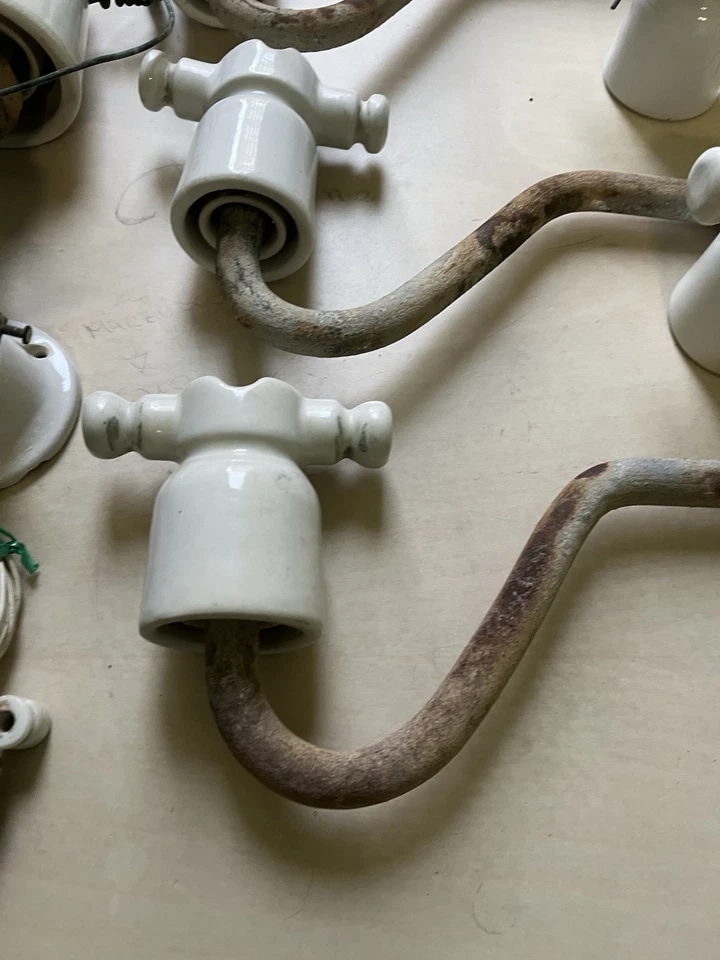 MATERIALE ELETTRICO ANTICO COPPIA DI  ISOLATORI IN PORCELLANA ALTEZZA CM 5,2  - Immagine 2 di 4