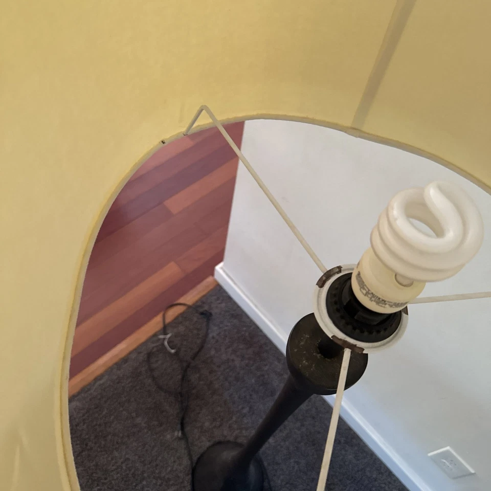 Lámpara de pie de metal Pottery Barn con botón de apagado/encendido del pie Foto 3 de 4