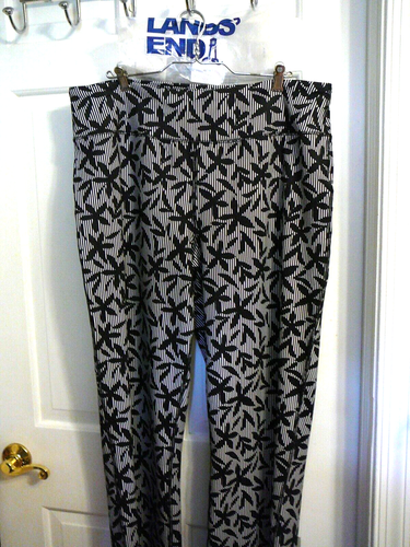 NIP Lands End Ladies Lge-Tall Active Yoga Pants-Black Stripe w/Black Floral Desi
