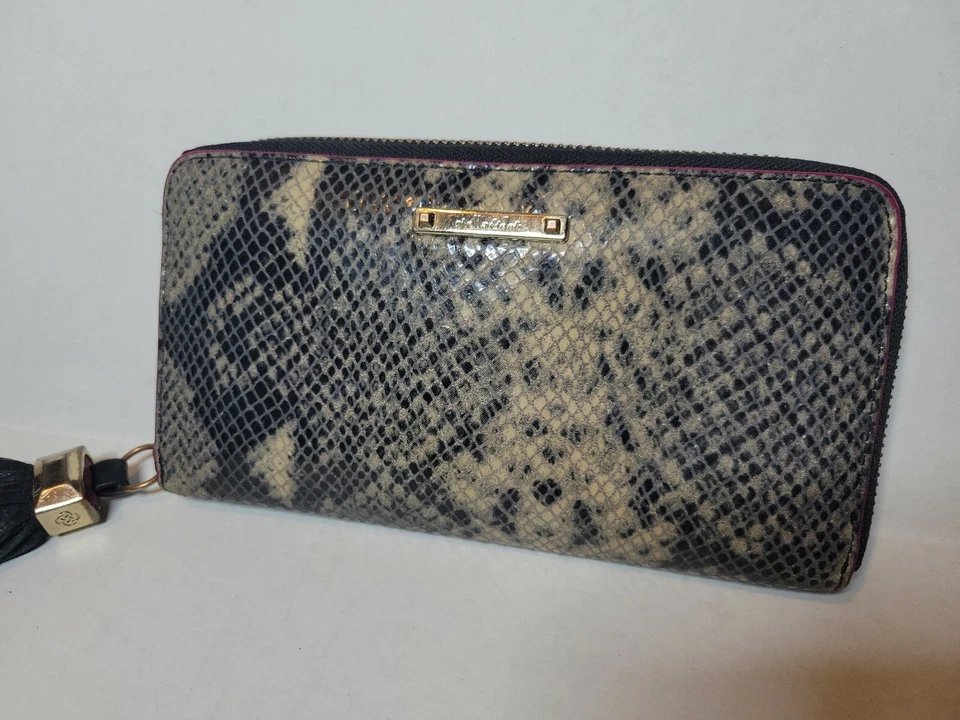 Cartera para teléfono celular Stella & Dot de piel de serpiente con cremallera continental rosa negra  Foto 2 de 4