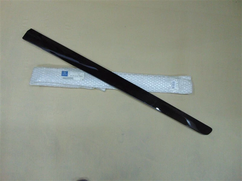 Brand New Front Right Door Protective Strip Genuine Mercedes W245 