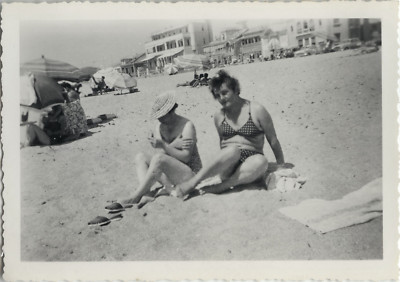 Vue De Dessus Fille Allongée Sur La Plage | Photo Gratuite