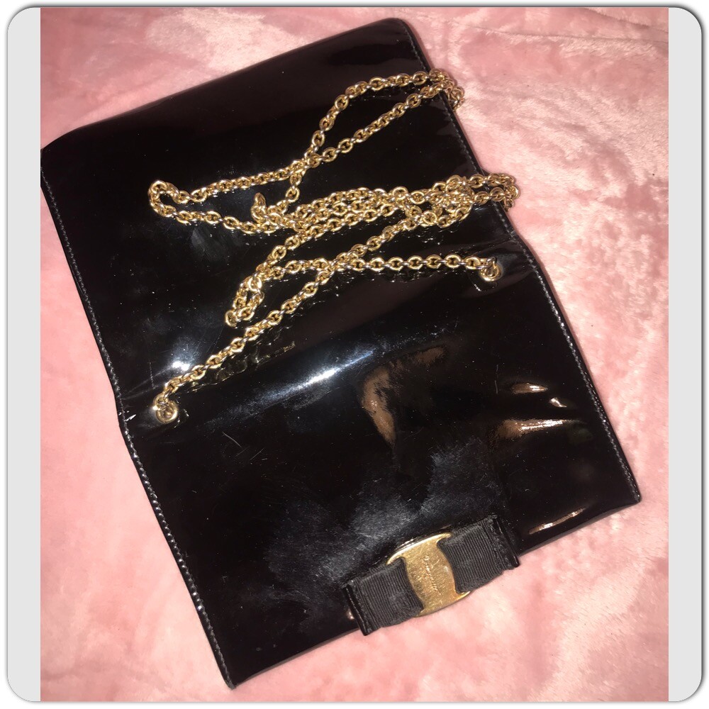 Ferragamo 25SS VARA BOW チェーンバケットショルダーパック Salvatore Ferragamo Vara Bow Black Patent Leather Gold Chain