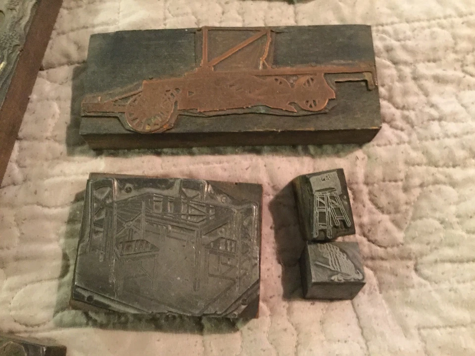 LARGE LOT OF 17 VINTAGE METAL ON WOOD TYPESET BLOCK STAMPS CLOVER MAN LADDER ETC - Image 3 of 4