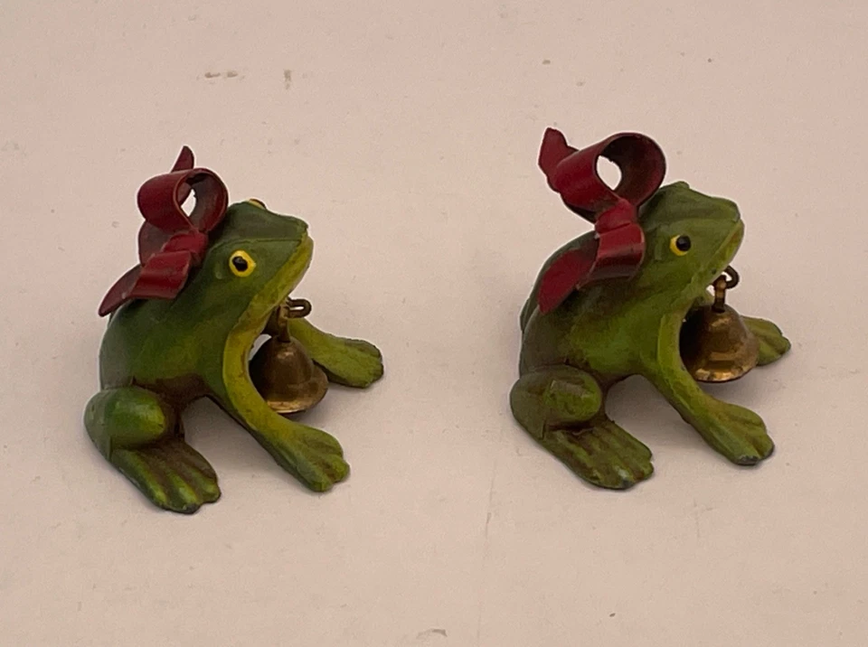 Ranas de plomo pintadas en miniatura antiguas de colección con arcos y campanas Foto 4 de 4