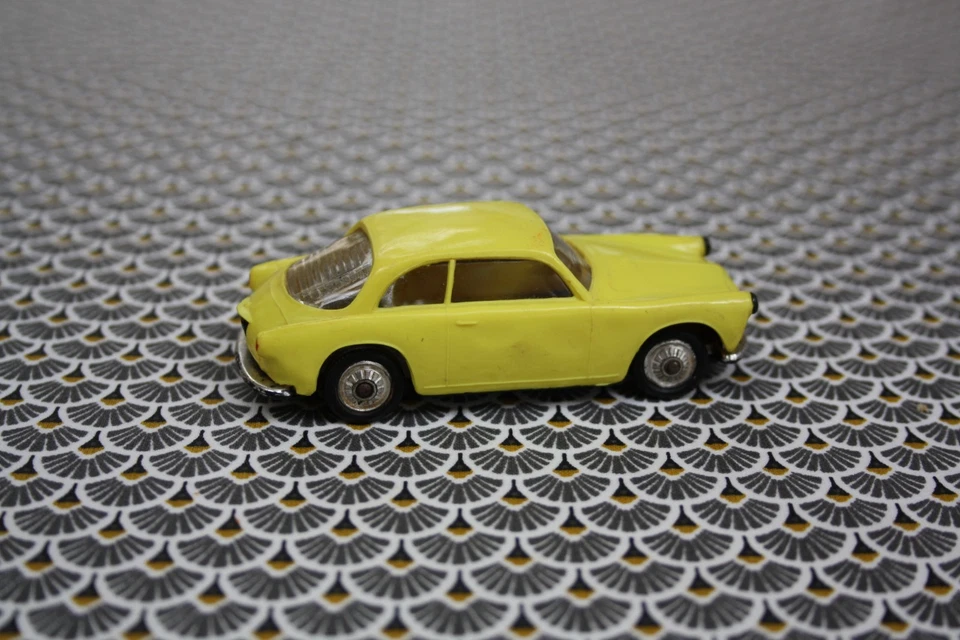 Voiture miniature Norev plastique Alfa Roméo Giulietta Sprint 1300 au 1/43 - Photo 2/4