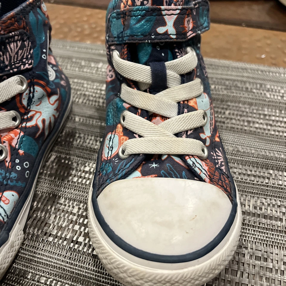 Niño pequeño, niños talla 8 multicolor, sirena,, Converse de caña alta Foto 3 de 4