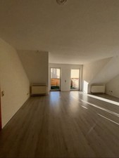 Helle 2 Zimmer Dachgeschosswohnung mit Balkon und Einbauk&uuml;che