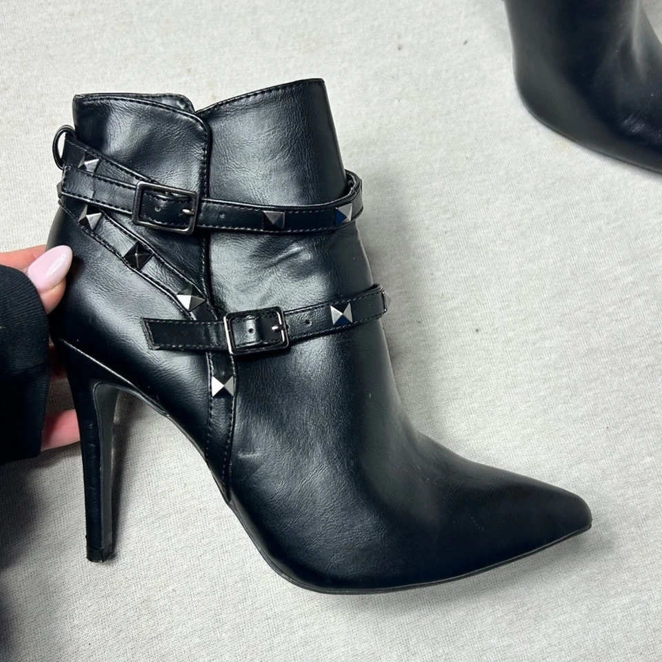 Botines Charlotte Russe para mujer talla 6 negros con tachuelas B Foto 3 de 4