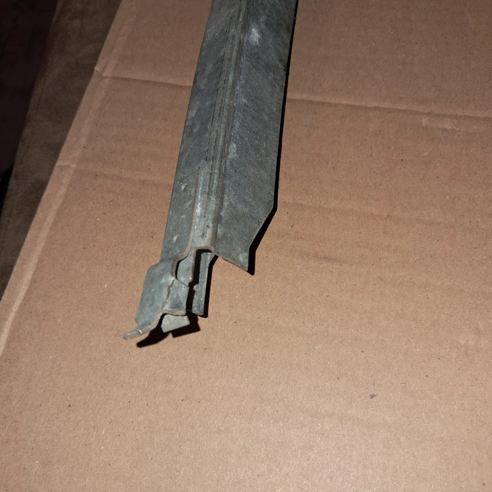 84-89 Lincoln Mark VII DRIVER LH направляющие для передних дверей окон  - Изображение 3 из 4