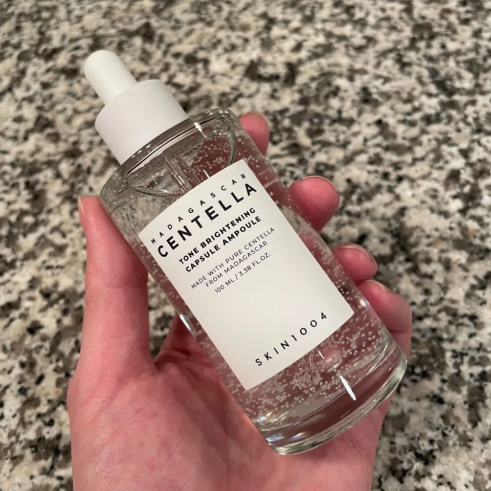 Ampolla cápsula iluminadora tono centella SKIN1004 Madagascar 100 ml EXP 11/2025 Foto 3 de 3