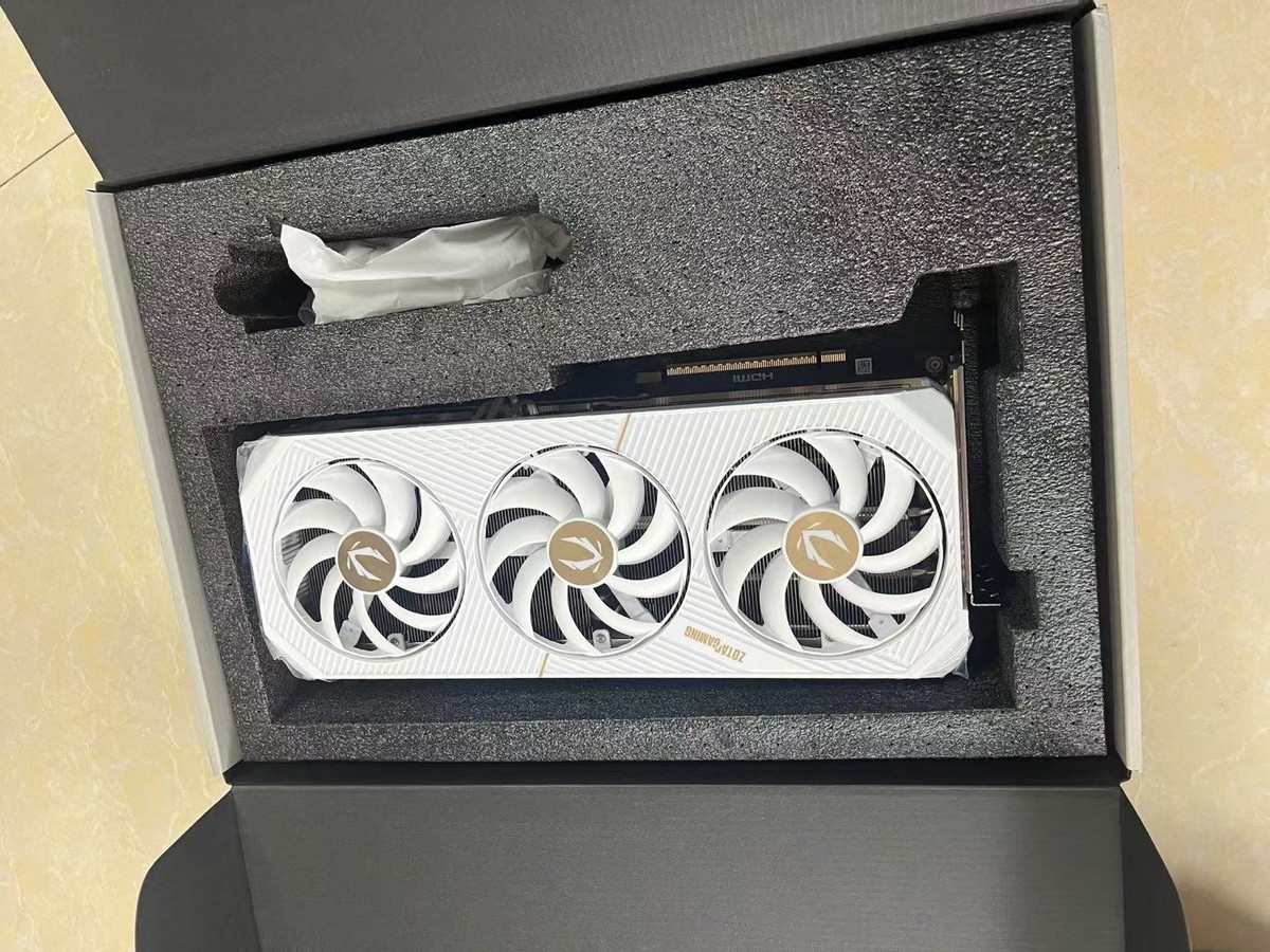 Zotac RTX 5090 Solid White GPU No Core & VRAM, for parts (ship