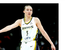 DALLAS WINGS PAIGE BUECKERS SIGNED 8X10 DARK SPOT UNDER EXTENDED ARM