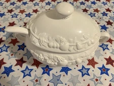 Soup tureen with lid and ladle