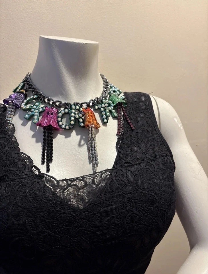 NOVO COM ETIQUETAS COLAR DECLARAÇÃO TRUQUE OU TRUQUE DE HALLOWEEN BETSEY JOHNSON US$ 248 - Imagem 3 de 4