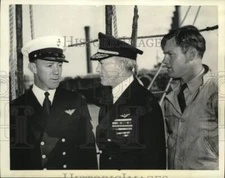 1941 Press Photo Richard Byrd commends pilots Ashley Snow & Earl Perce in MA