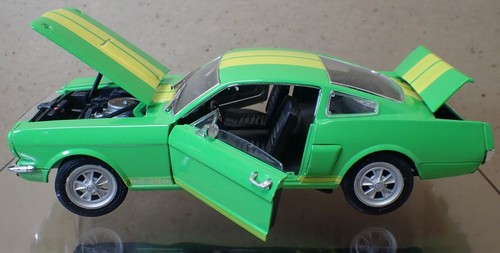 RARE 1/18 FORD MUSTANG 350 GT GREEN UNIVERSAL HOBBIES w/ Motorcraft Display Case - Picture 7 of 24