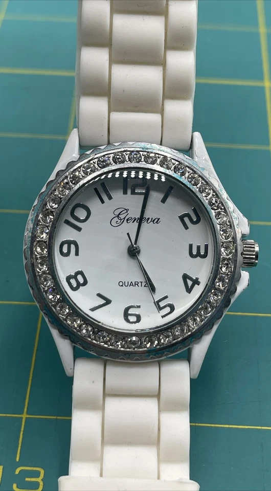 Reloj de Cuarzo Geneva Tono Plateado y Borde de Estrás Banda de Silicona Blanca Funciona Foto 2 de 4