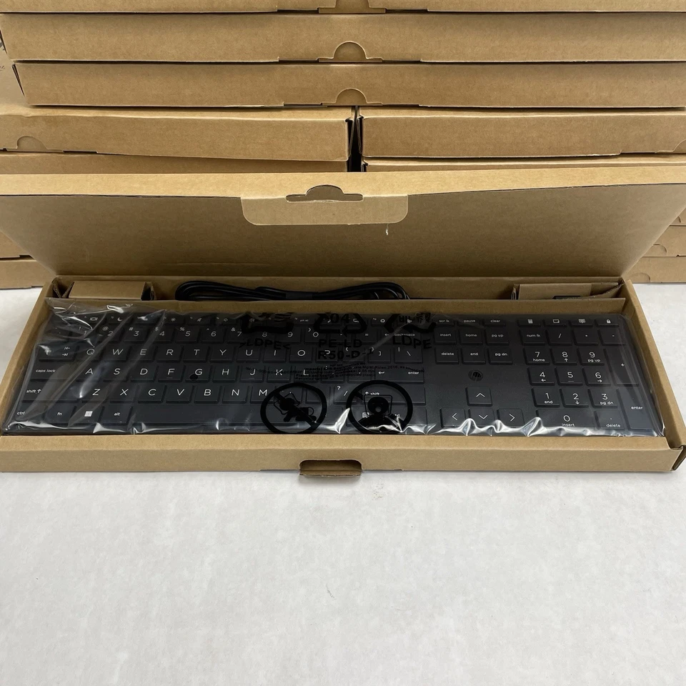 Lenovo USB Wired Traditional Keyboard Model N 00XH688 Lot of 15 - Image 4 of 4