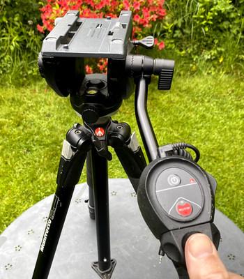 Manfrotto Stativ mit Fluid Videokopf und Fernbedienung