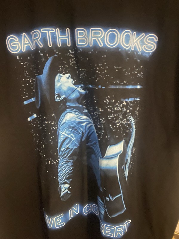 Black Hanes (L) Garth Brooks "Live in Concert" t-shirt from his Stadium Tour.