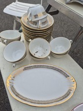 Service tasses Limoges C.G porcelaine dorée XXe siècle + plat ovale